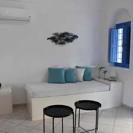 Spacious Veranda, House For 3, In The Village. Villa Kamari (Santorini)